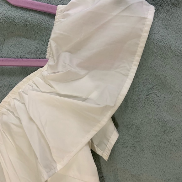 Small white asymmetrical off the shoulder white top - Picture 2 of 10